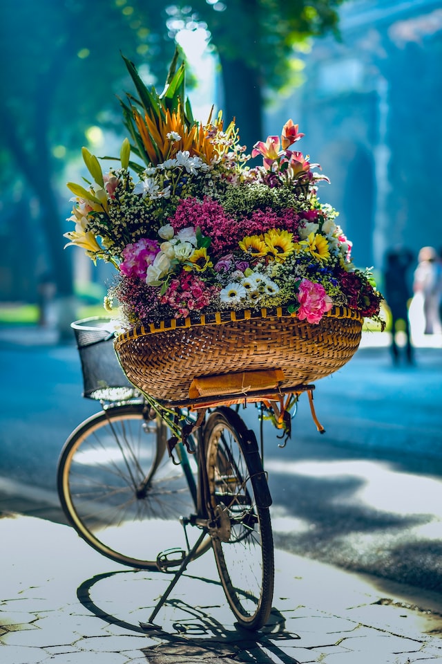 綺麗な花を満載した自転車の画像